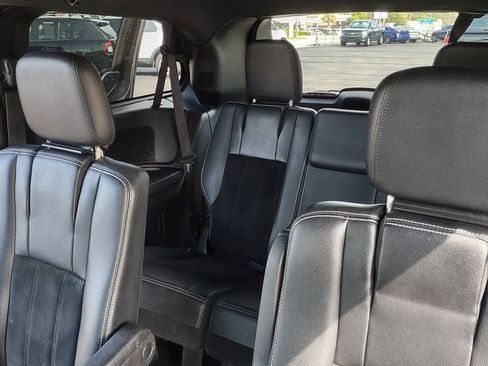 Used 2018 Dodge Grand Caravan SXT w/ Blacktop Package FWD image 31