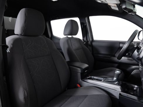 Used 2017 Toyota Tacoma TRD Sport w/ Tow Package (A/T) image 26