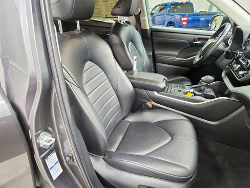 Used 2022 Toyota Highlander XLE image 35