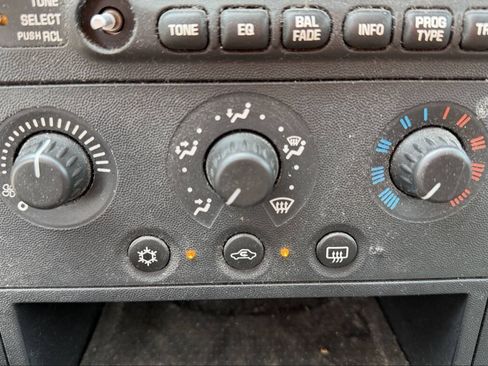 Used 2008 Pontiac Grand Prix w/ Preferred Package FWD image 38
