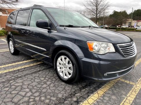 Used 2014 Chrysler Town & Country Touring image 7