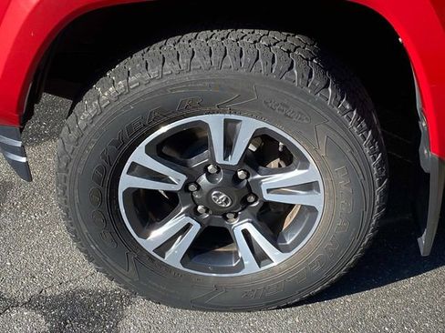 Used 2016 Toyota Tacoma TRD Sport w/ Towing Package image 6