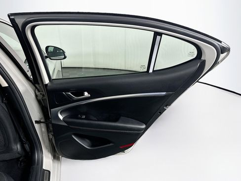 Used 2025 Genesis G70 2.5T image 29