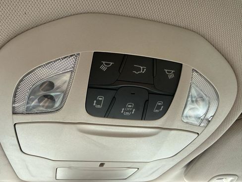 Used 2023 Chrysler Pacifica Touring-L FWD image 17