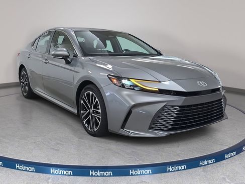 Used 2025 Toyota Camry XLE image 4