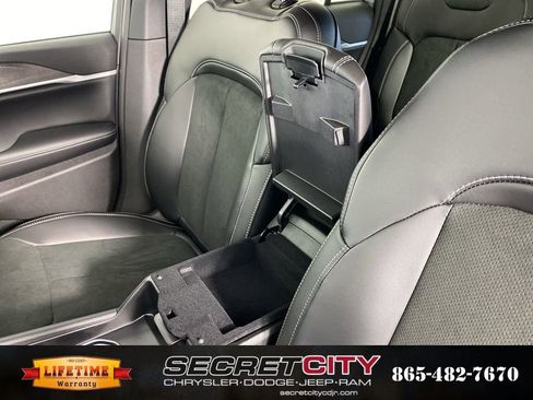 New 2026 Jeep Grand Cherokee Altitude image 24