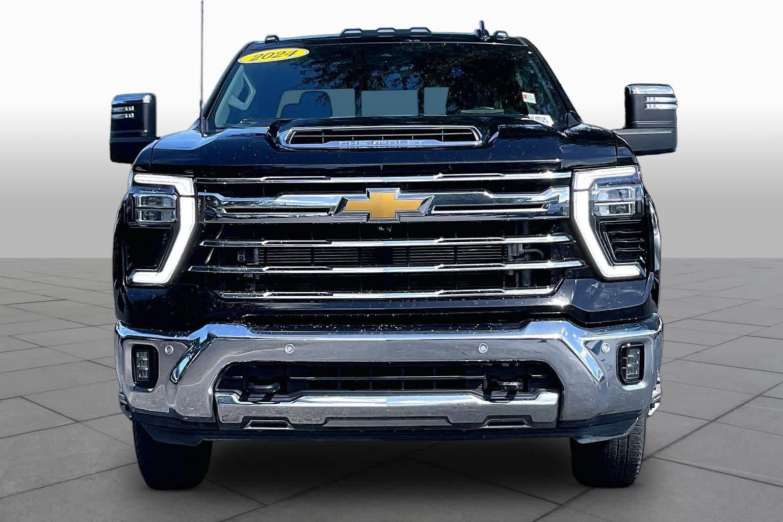 Used 2024 Chevrolet Silverado 3500 LTZ w/ LTZ Plus Package AWD/4WD image 4