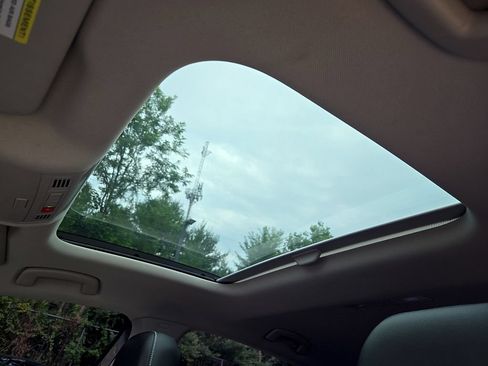 Used 2025 Volkswagen Jetta SE w/ Sunroof Package FWD image 14