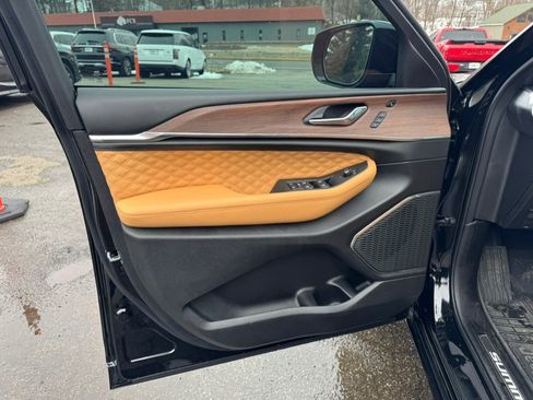 Used 2025 Jeep Grand Cherokee L Summit w/ Obsidian Package image 14