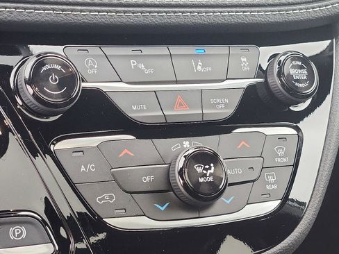 New 2026 Chrysler Pacifica Select image 12