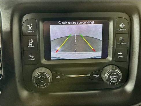 Used 2018 Jeep Compass Latitude FWD image 11