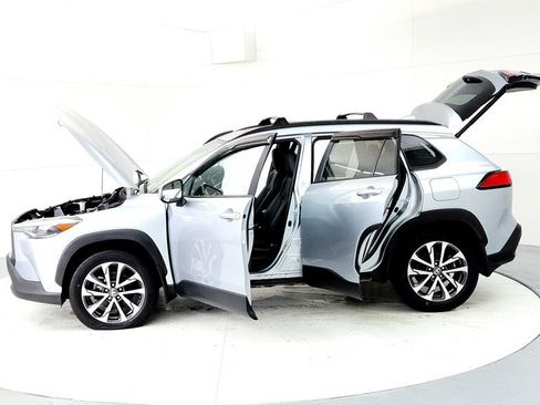 Used 2022 Toyota Corolla Cross XLE w/ Convenience Package AWD/4WD image 10