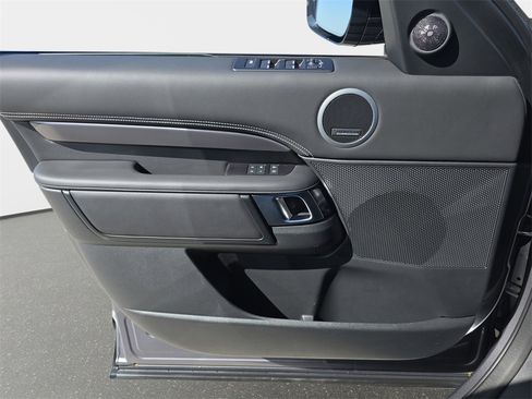 Certified 2025 Land Rover Discovery Metropolitan Edition image 29