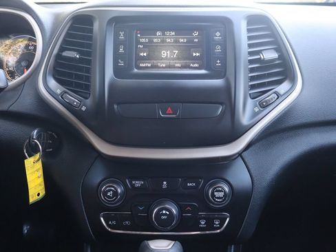 Used 2016 Jeep Cherokee Latitude AWD/4WD image 34