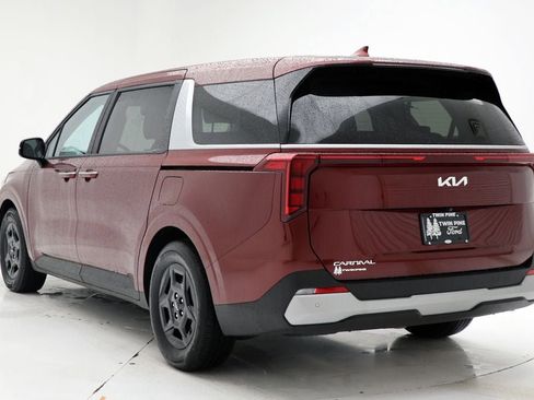Used 2025 Kia Carnival FWD image 6