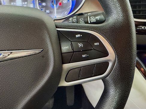 Used 2021 Chrysler Voyager L FWD image 15