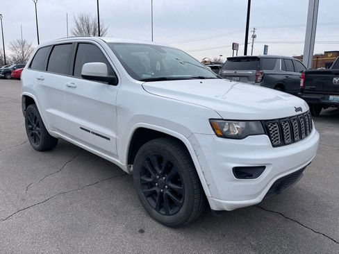 Used 2017 Jeep Grand Cherokee Altitude image 2