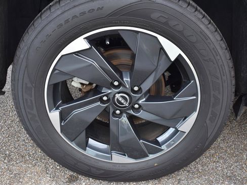 Used 2024 Nissan Rogue SV image 12