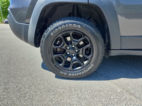 Used 2019 Jeep Cherokee Trailhawk w/ Comfort/Convenience Group image 36