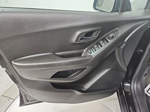 Used 2022 Chevrolet Trax LT w/ Driver Confidence Package AWD/4WD image 11