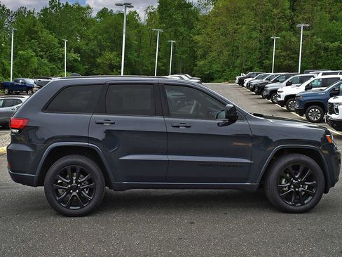 Used 2018 Jeep Grand Cherokee Altitude AWD/4WD image 6