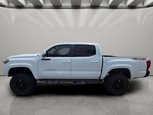 Used 2020 Toyota Tacoma TRD Sport w/ Technology Package AWD/4WD image 4