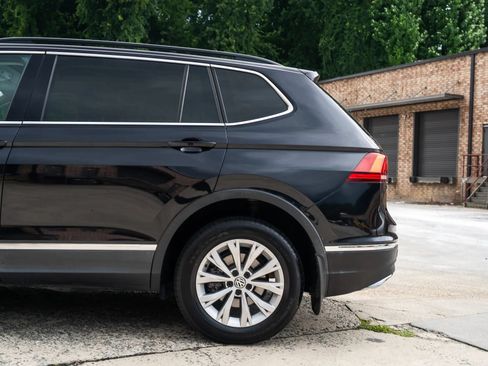Used 2018 Volkswagen Tiguan SE w/ Panoramic Sunroof Package FWD image 3