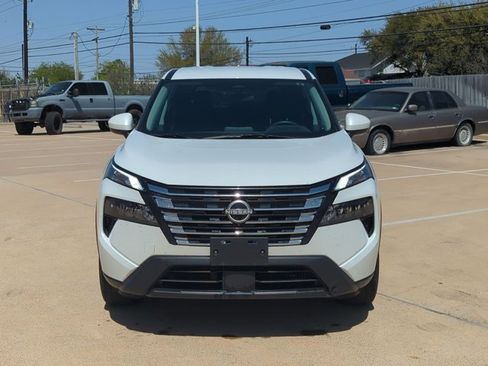 Used 2025 Nissan Rogue SV image 2