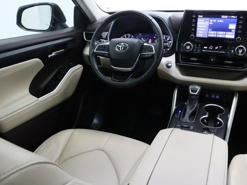 Used 2022 Toyota Highlander XLE AWD/4WD image 33