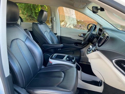 Used 2024 Chrysler Pacifica Limited FWD image 42