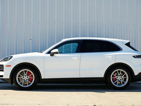 Used 2025 Porsche Cayenne S w/ Premium Package Plus image 9