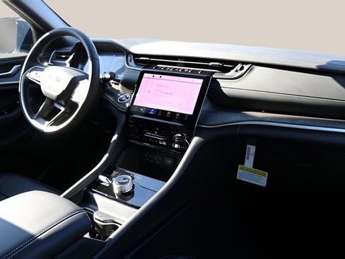 New 2025 Jeep Grand Cherokee Limited w/ Black Appearance Package image 19