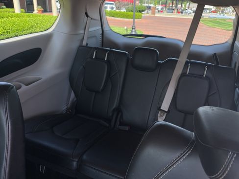 Used 2024 Chrysler Pacifica Touring-L FWD image 24