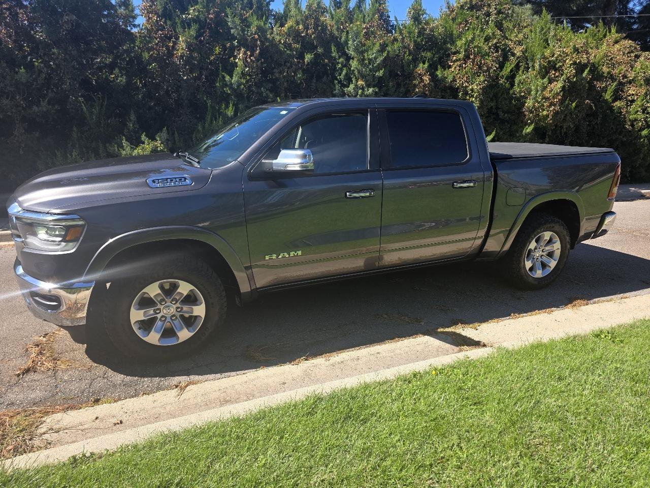 Used 2022 RAM 1500 Laramie AWD/4WD image 1