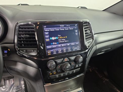 Used 2019 Jeep Grand Cherokee Laredo w/ Laredo X Package AWD/4WD image 18