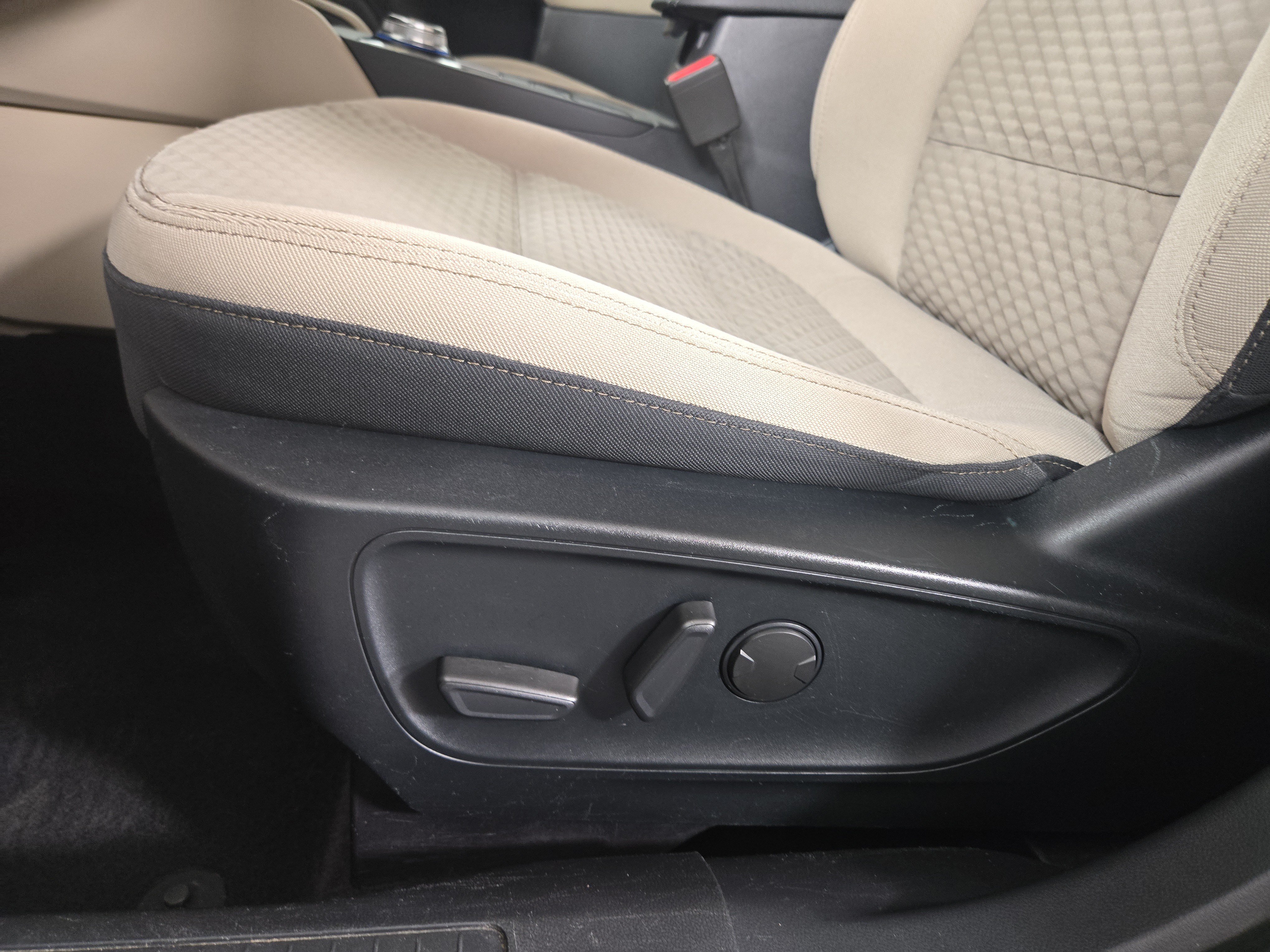 Used 2020 Ford Escape SE FWD image 30