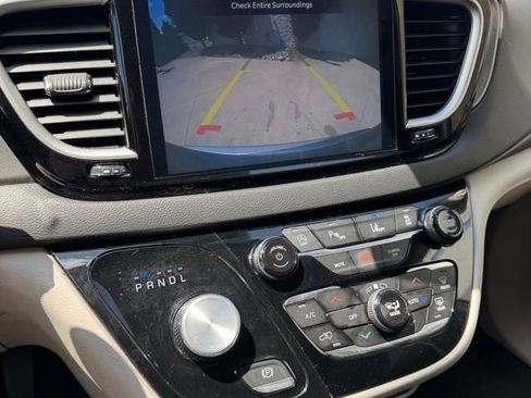 Used 2024 Chrysler Pacifica Touring-L FWD image 21