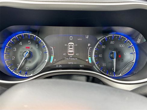 Used 2023 Chrysler Pacifica Touring-L FWD image 12