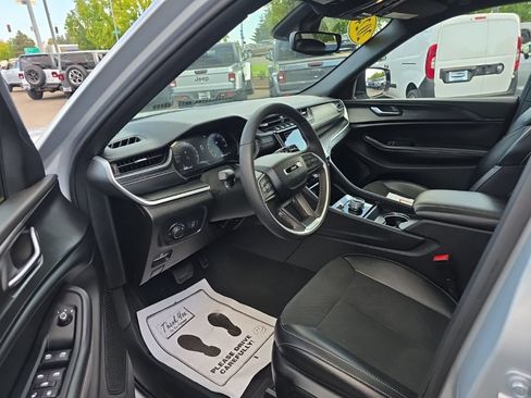 Used 2024 Jeep Grand Cherokee Altitude AWD/4WD image 13