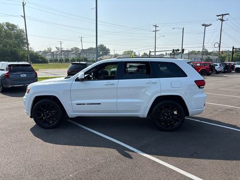 Used 2019 Jeep Grand Cherokee Altitude AWD/4WD image 3
