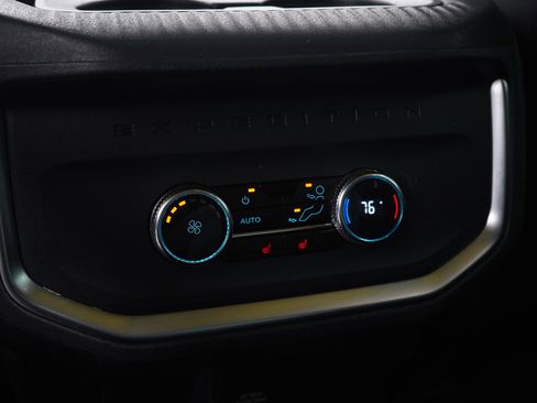 Used 2025 Ford Expedition Platinum image 25