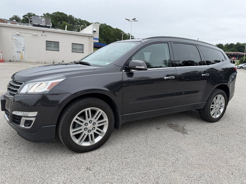 Used 2015 Chevrolet Traverse LT w/ Style and Technology Package FWD image 3