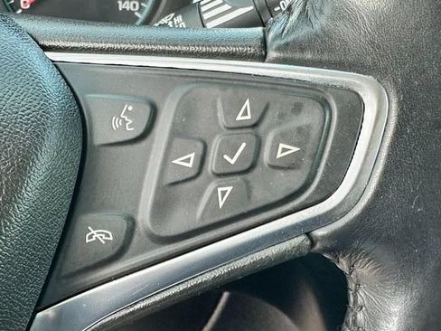 Used 2018 Chevrolet Equinox LT FWD image 19