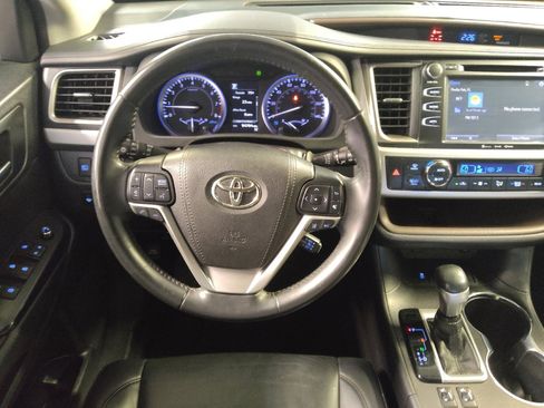 Used 2019 Toyota Highlander XLE FWD image 22