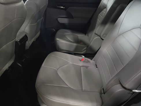 Used 2023 Toyota Highlander XLE image 39