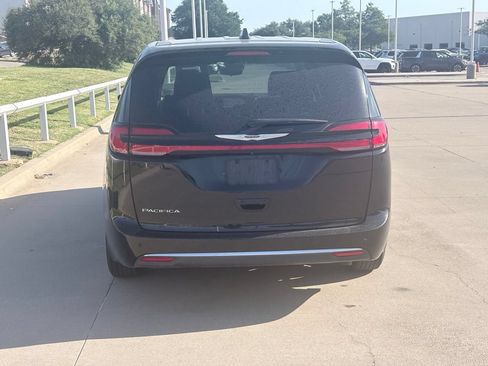 Used 2024 Chrysler Pacifica Touring-L FWD image 5