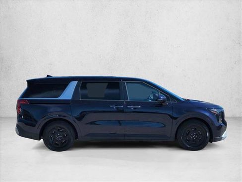 Used 2025 Kia Carnival image 4