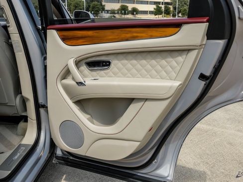 Used 2020 Bentley Bentayga Plug-In Hybrid AWD/4WD image 89