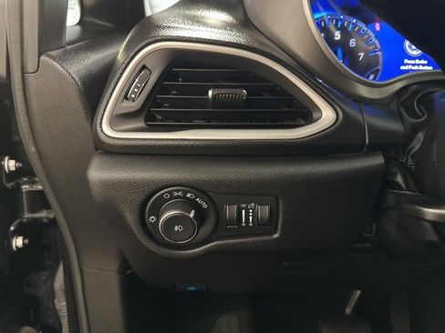 Used 2025 Chrysler Pacifica Select image 20