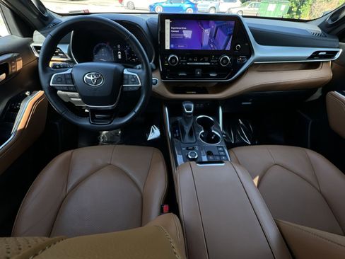 Used 2023 Toyota Highlander Platinum AWD/4WD image 38